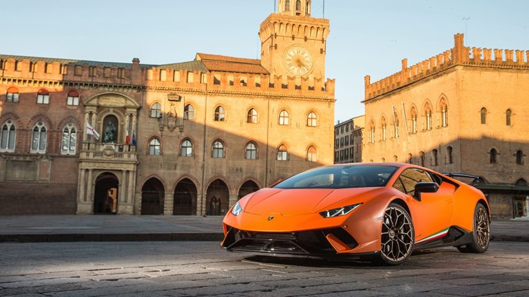 Lamborghini_2017_Huracan_Performante_Orange_531549_1366x768